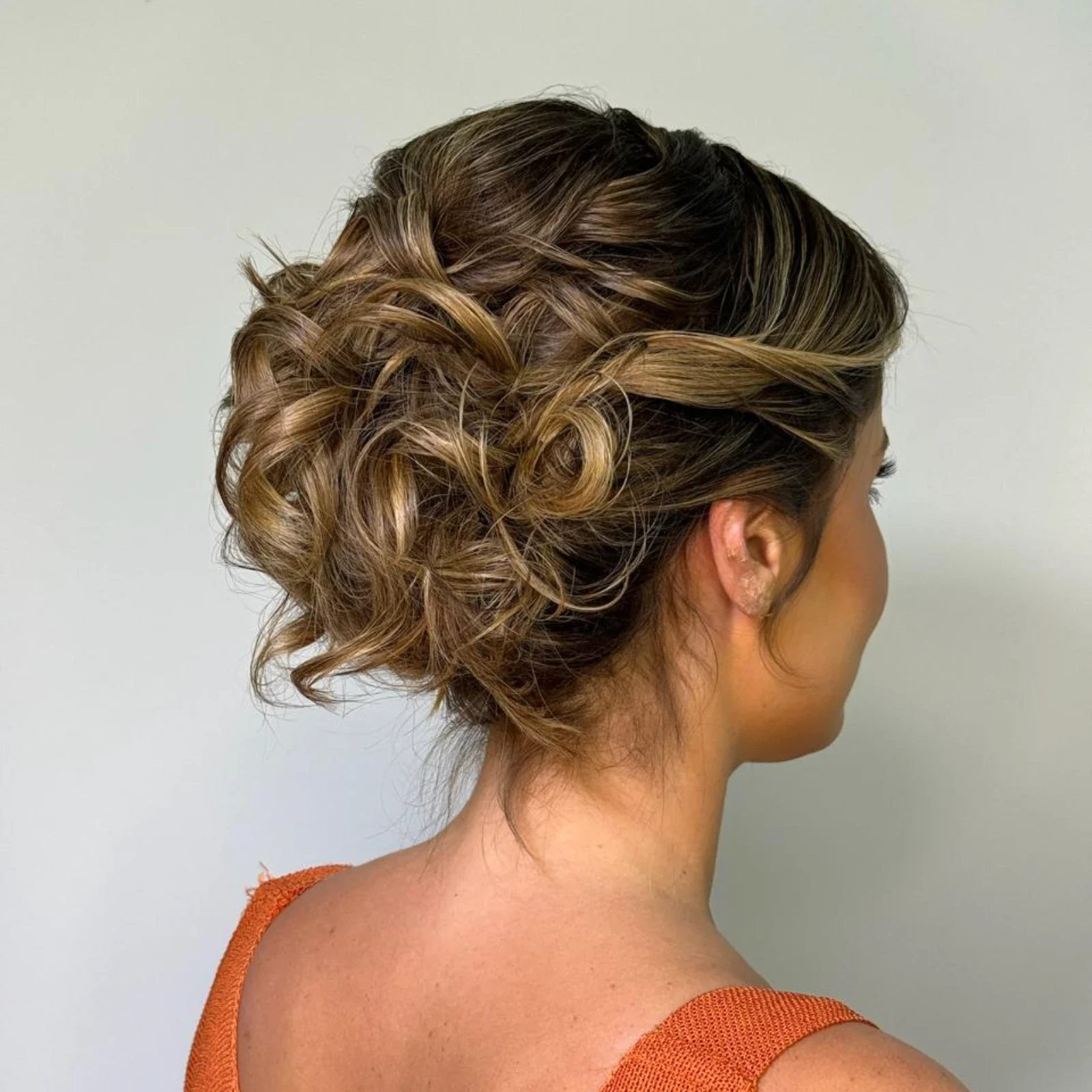 Penteado preso elaborado com ondas soltas, feito no IT Salão